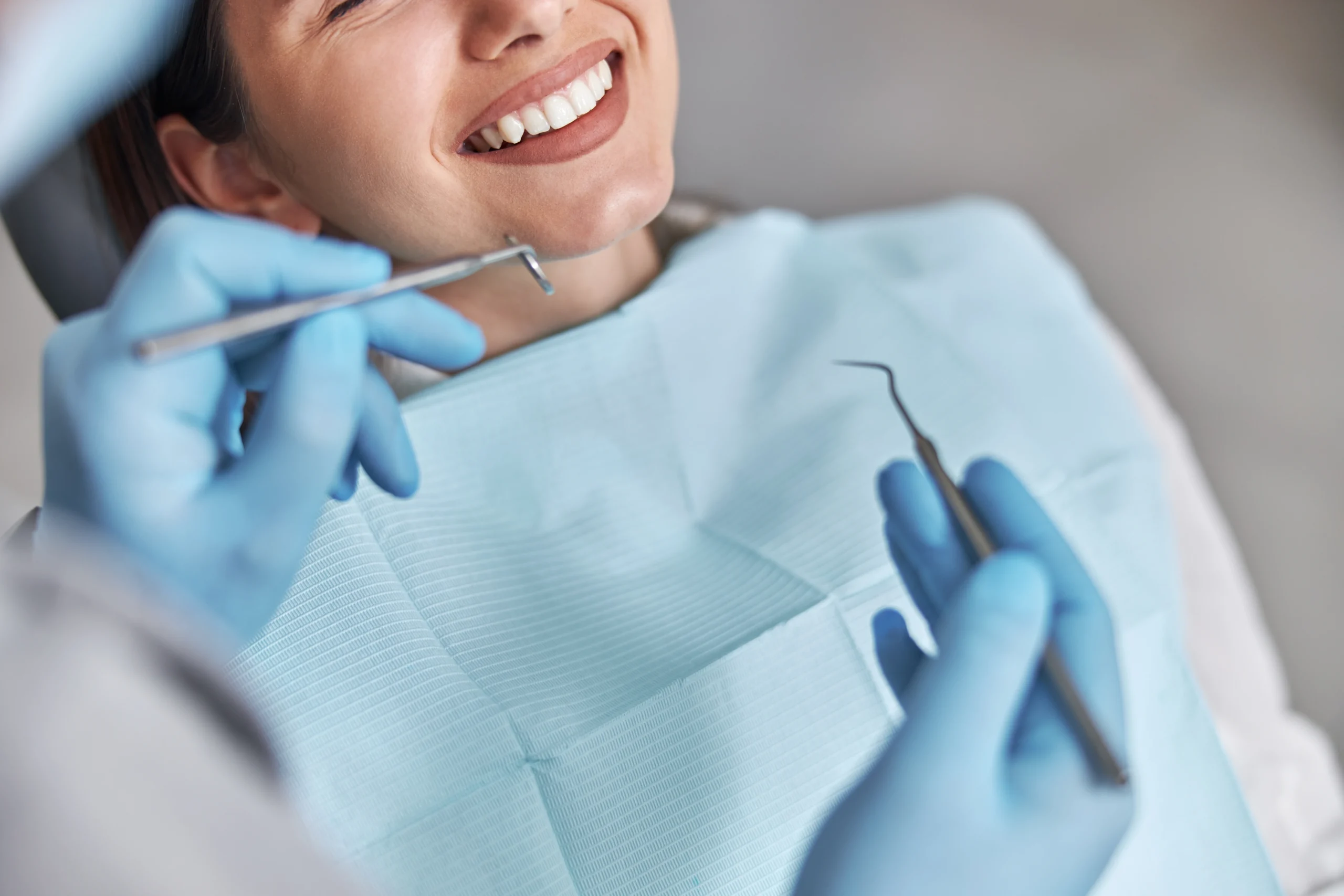 Paciente femenina recibiendo atención odontológica en clínica dental