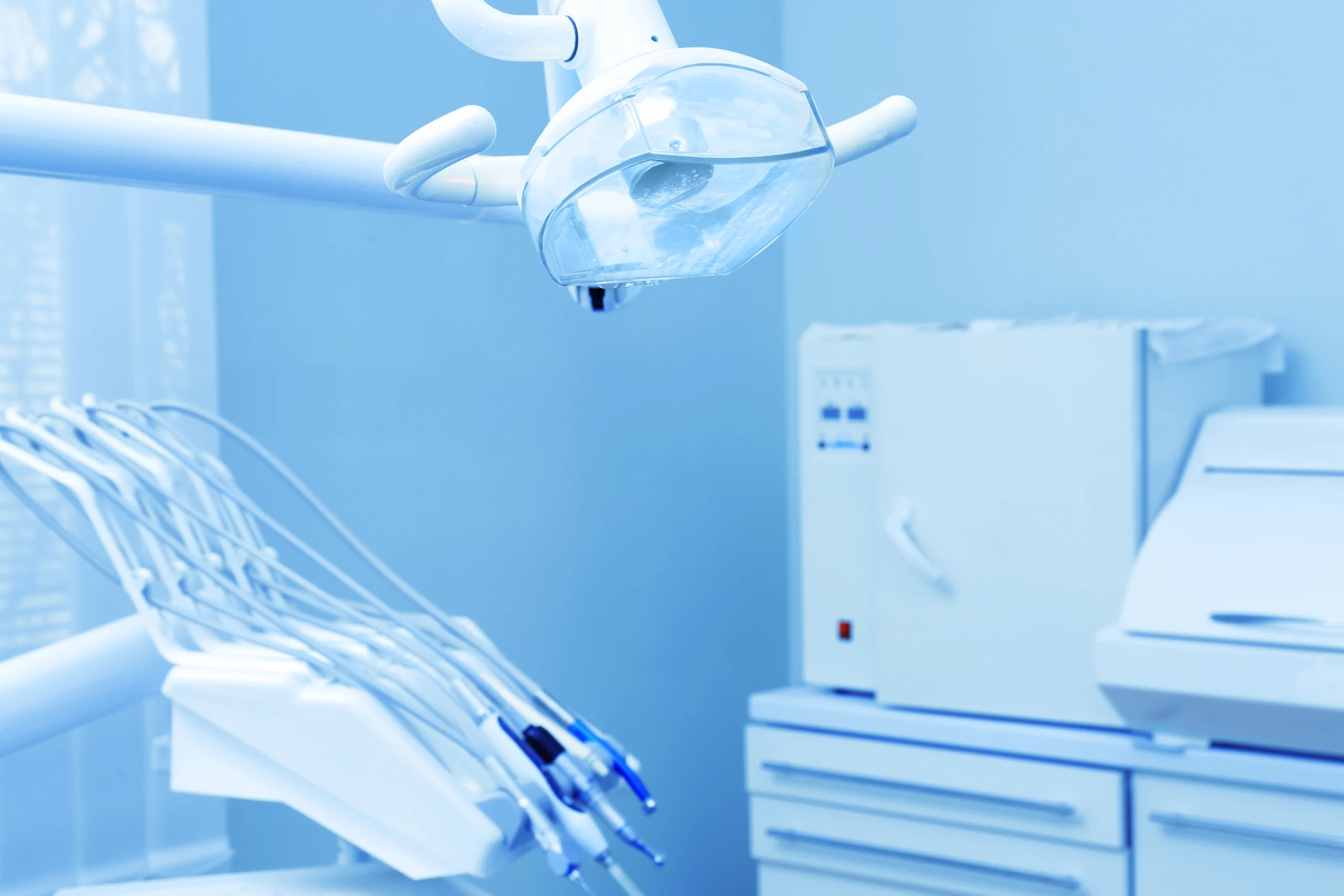 Instrumental y equipamiento de clínica dental moderna- Lasaroca