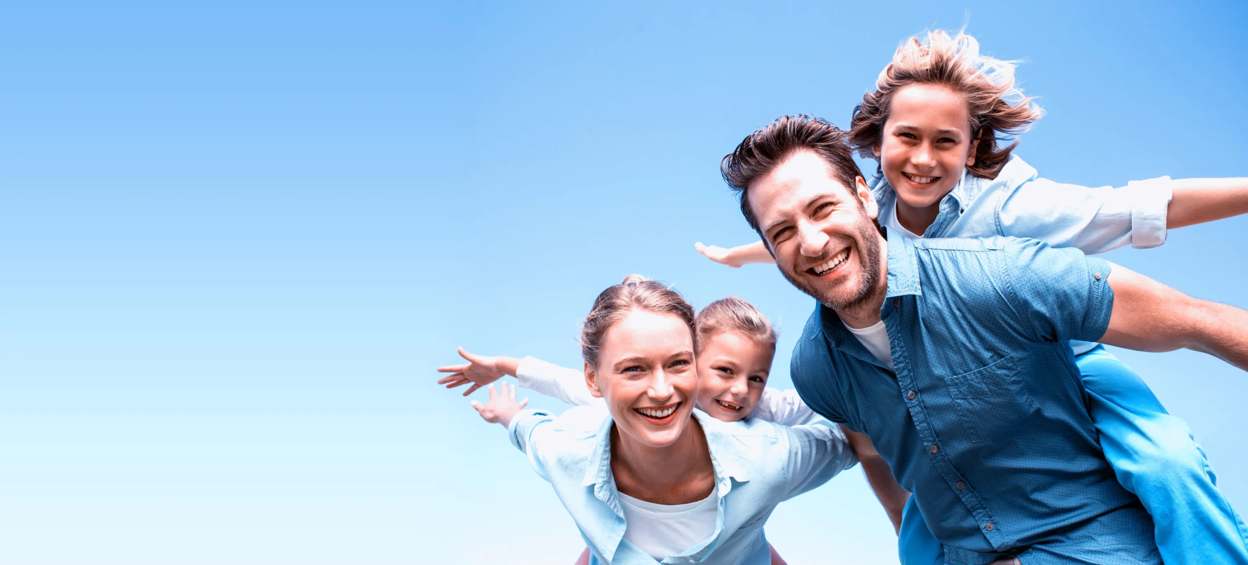 Familia en el exterior después de una consulta dental