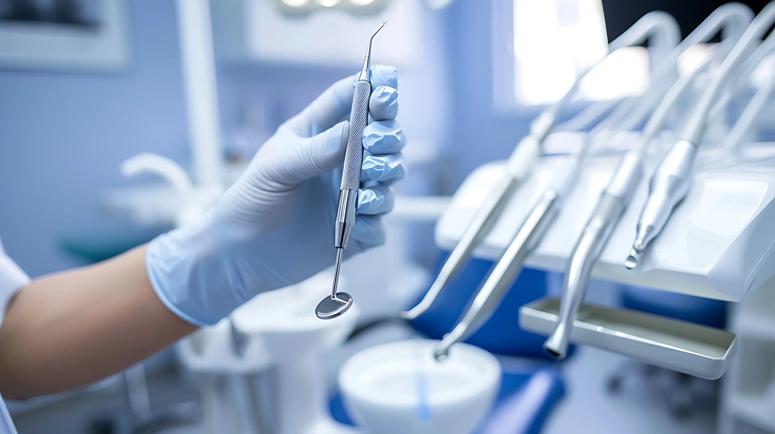 Odontólogo utilizando un espejo bucal durante una revisión dental en clínica odontológica- Lasaroca